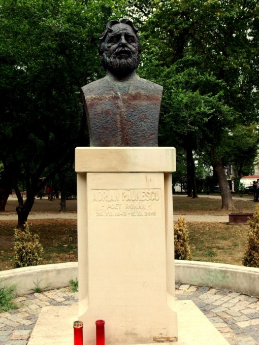 Statuia unui abrd comunist, Adrian Păunescu. Foto: Adevărul